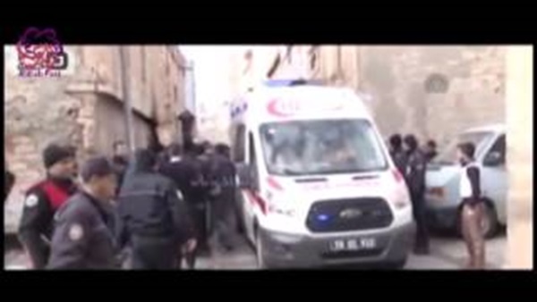 بالفيديو.. إصابة 16 تركي إثر سقوط صاروخين من سوريا