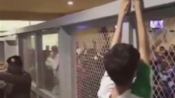 بالفيديو.. إشتبكات بين الجماهير تسبق كلاسيكو الدوري السعودي 