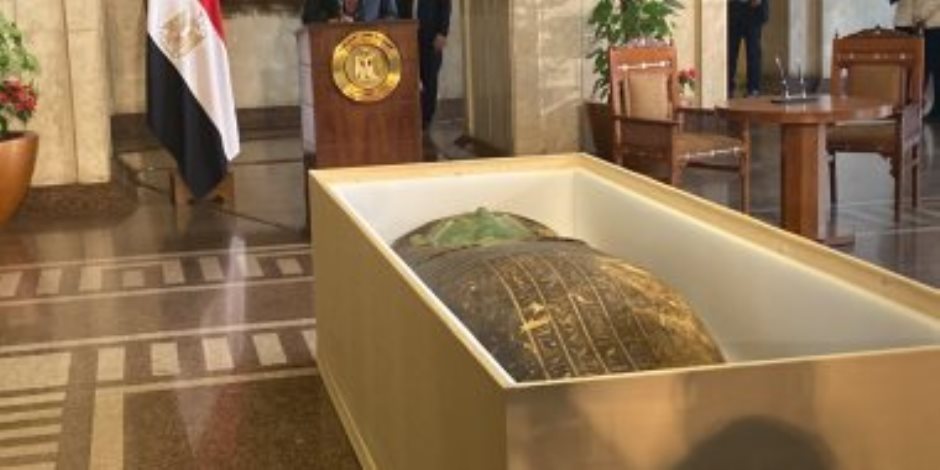 وزير الآثار يعلن : مصر استردت  17 قطعة أثرية بينها التابوت الأخضر من الولايات المتحدة