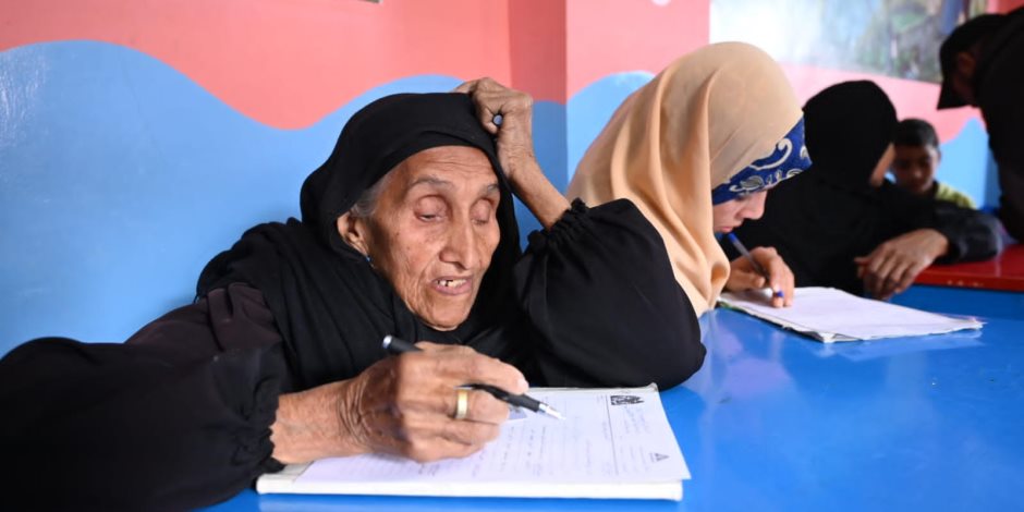 تبلغ من العمر 87 عاما.. "سيدة المنوفية" تخوض أمتحان تجاوز محو الأمية وتحلم باستكمال تعليمها