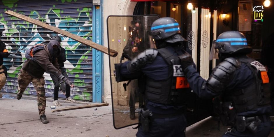 قانون التقاعد يشعل فتيل أزمة في فرنسا.. واشتباكات بين الشرطة ومثيري الشغب (فيديو)