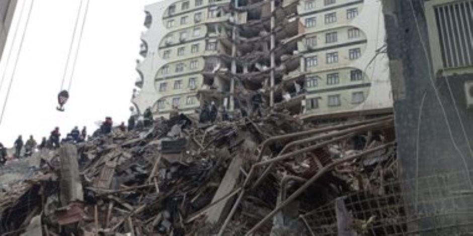 فرق الإنقاذ التركية تنجح في انتشال 5 أشخاص من تحت أنقاض الزلزال 