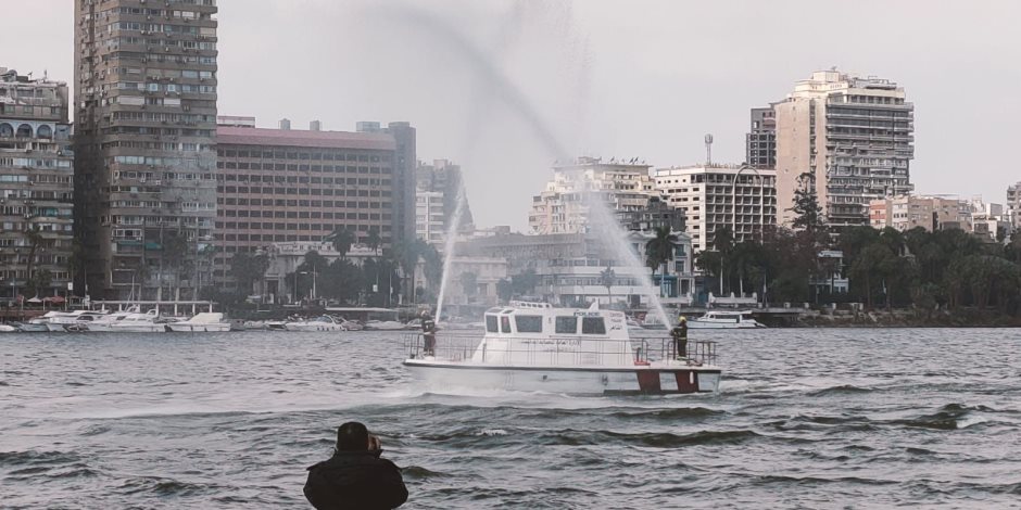 بحضور أسر الشهداء.. شرطة البيئة والمسطحات تحتفل بعيد الشرطة بعروض مائية في نهر النيل (صور)
