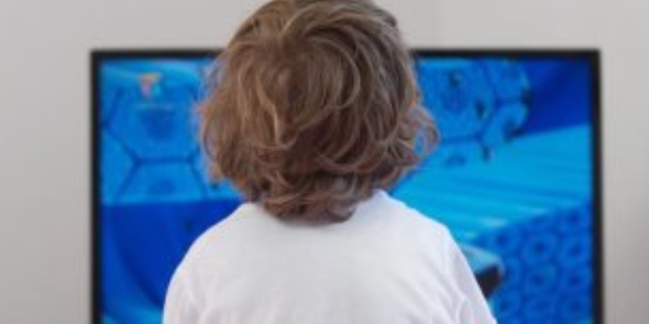 كيف يحمي الآباء أطفالهم من أضرار شاشات التلفزيون والموبايل؟