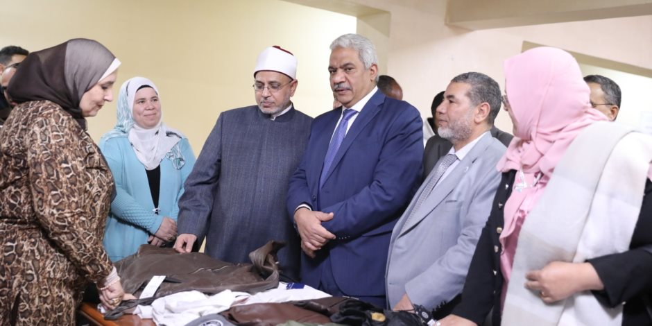 رئيس جامعة الأزهر يفتتح المعرض الخيري للملابس بكلية الدراسات الإسلامية بنين