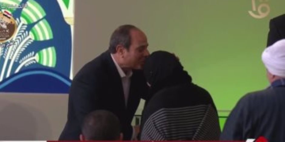 الرئيس السيسي يقبل رأس والدة شهيد.. ويؤكد: "أنا أتشرف بيكى"