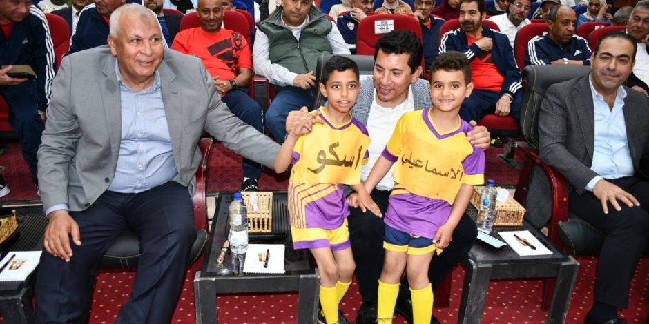 أشرف صبحي خلال لقاء حوارى مع شباب وفتيات الوادى الجديد: إطلاق مبادرة للتصدي للتعصب الرياضي 