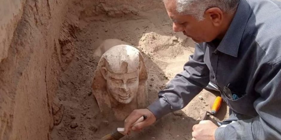 "بوجه مبتسم وغمازتين".. اكتشاف تمثال جديد لأبو الهول في محافظة قنا