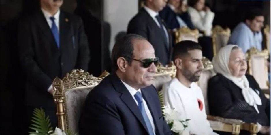 الرئيس السيسي يرحب بمؤمن زكريا خلال المباراة النهائية لبرنامج كابيتانو مصر