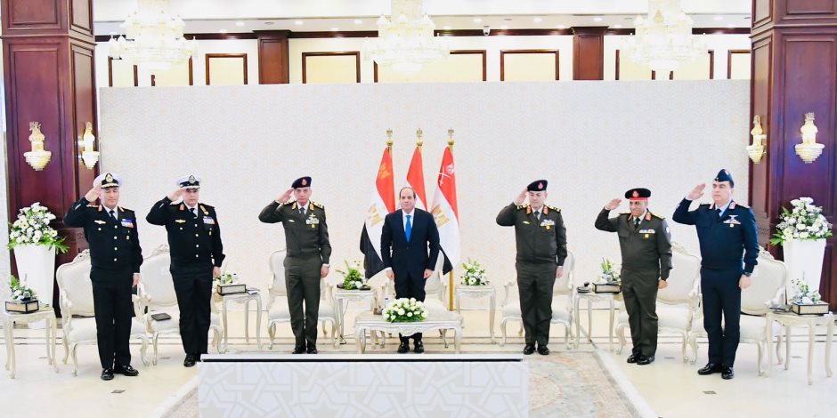 الرئيس السيسى يجتمع بقادة القوات المسلحة.. ويؤكد: عازمون على استكمال مسيرة العطاء والتضحية