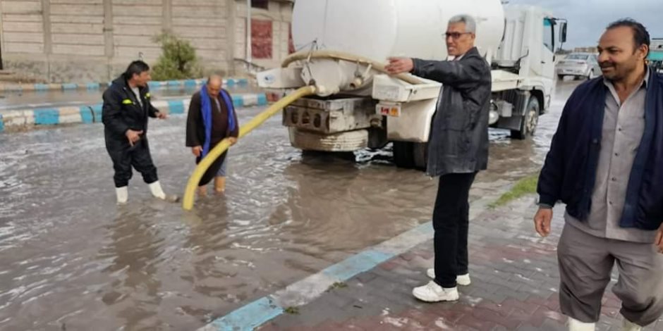 عودة الحياة لطبيعتها.. فرق مجلس المدينة تنهي سحب مياه الأمطار من شوارع مدينة العريش (صور)