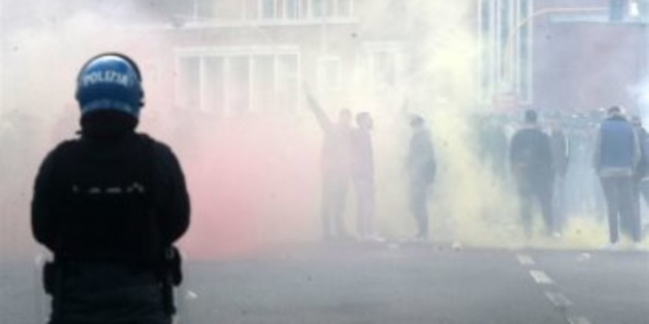 اشتباكات عنيفة بين جماهير روما والشرطة الإيطالية قبل الديربي.. فيديو