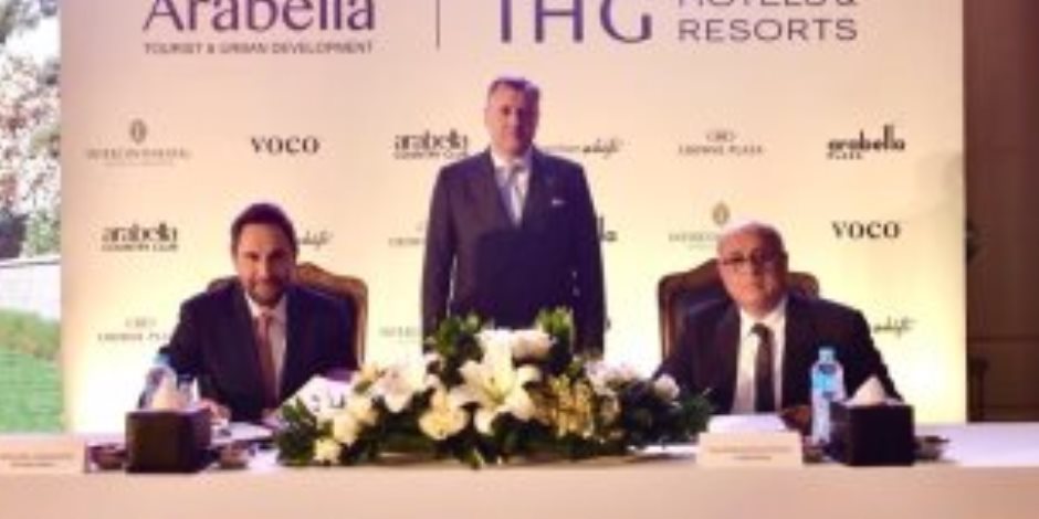 وزير السياحة يشهد توقيع عقود تشغيل 3 فنادق بالساحل الشمالى والقاهرة الجديدة