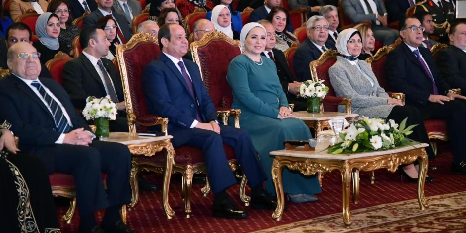 الرئيس السيسي يشاهد فقرة غنائية خلال احتفالية المرأة المصرية 2023