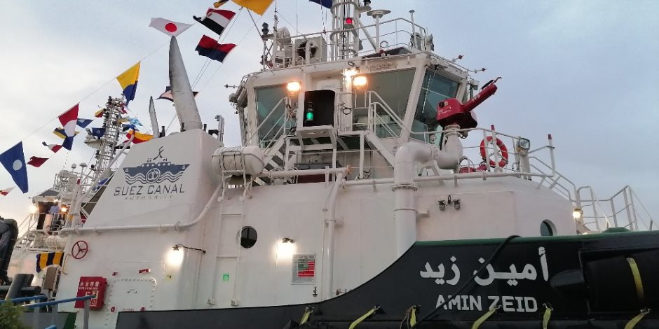 "أمين زايد" أحدث أعضاء ترسانة بورسعيد البحرية.. رفع العلم المصري على القاطرة الجديدة (صور)