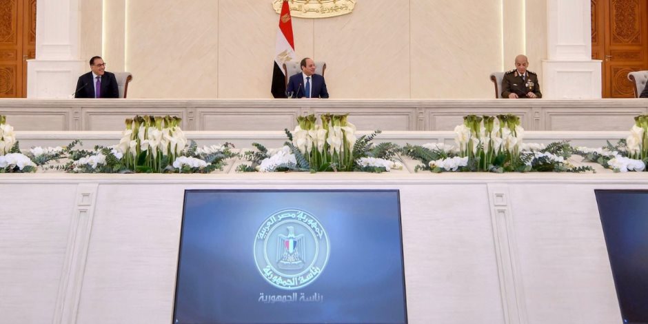 الرئيس السيسى يجتمع بالحكومة فى العاصمة الإدارية الجديدة ويبحث خطة الانتقال