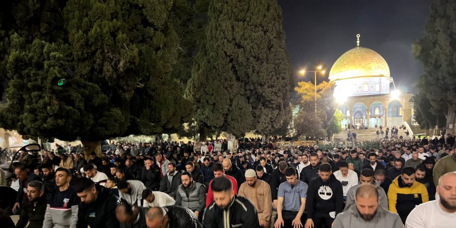 آلاف الموصلين يؤدون صلاة العشاء والتراويح في المسجد الأقصى المبارك.. صور