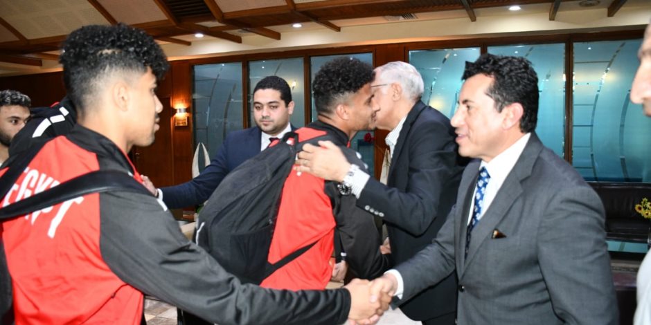 وزير الرياضة يستقبل المنتخب الأوليمبى بمطار القاهرة بعد التأهل إلى كأس الأمم الإفريقية 