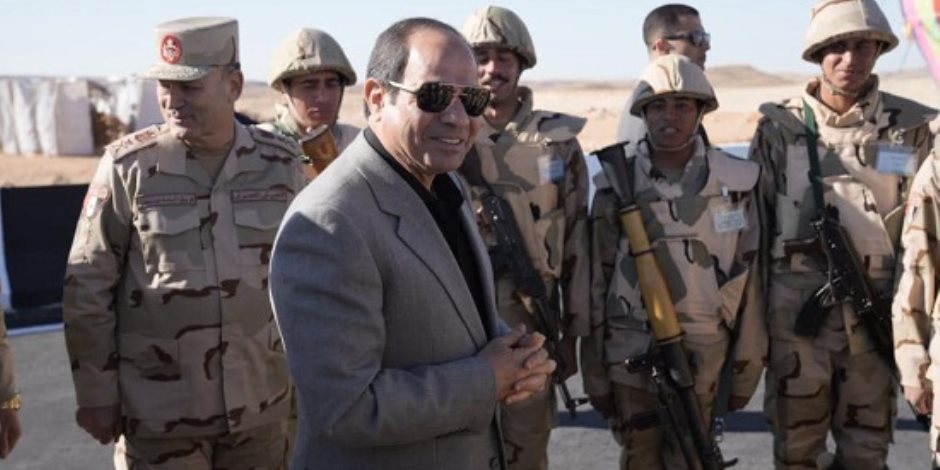 الرئيس السيسي يتفقد الارتكازات الأمنية بشرق القناة ويلتقي مقاتلي قوات شرق
