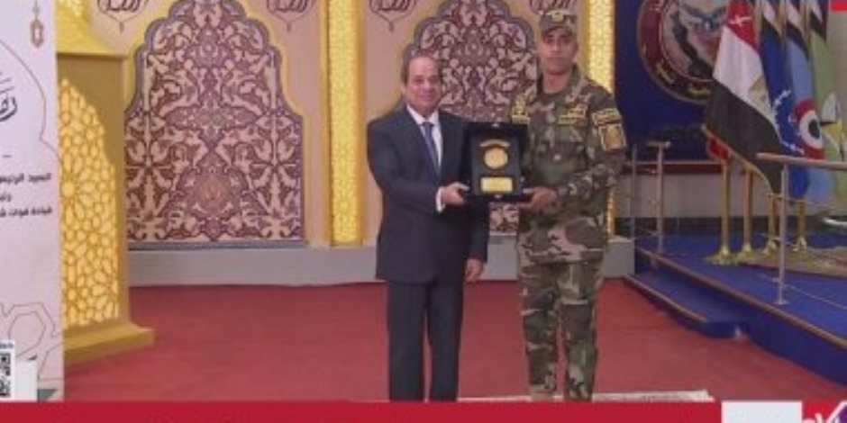 الرئيس السيسي يكرم عددا من جنود ومقاتلي قوات شرق القناة لمكافحة الإرهاب