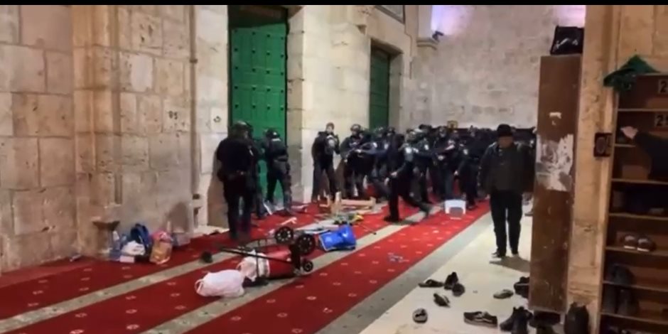 جيش الاحتلال الإسرائيلى يقتحمون بأحذيتهم المسجد الأقصى المبارك.. صور