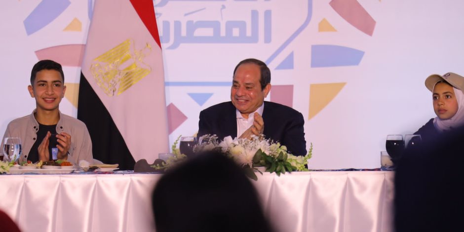 الرئيس السيسى يدير حوار ًا مفتوحًا مع المواطنين بالأسمرات