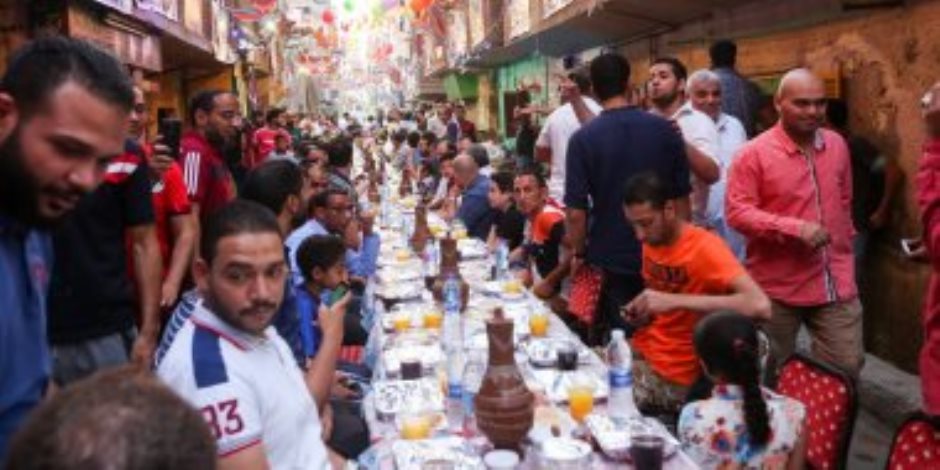 شبكة سى إن إن تحتفي بأطول مائدة إفطار رمضان في المطرية