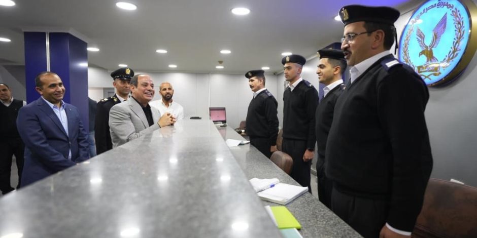 الرئيس السيسي يجري نقاشاً مع المواطنين والضباط داخل قسم مدينة نصر أول (صور)