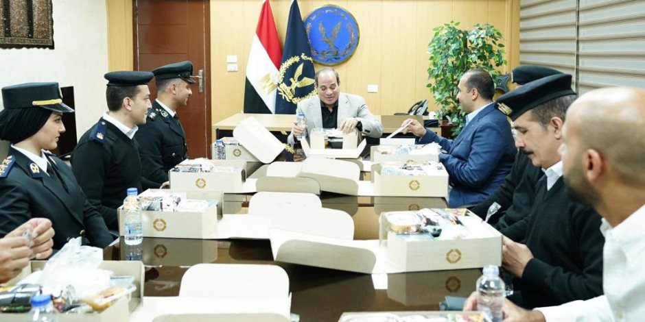 الرئيس السيسي يتابع ميكنة العمل بقسم شرطة أول مدينة نصر (صور)