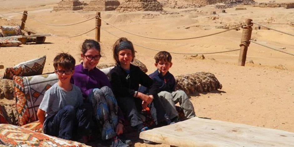 المواقع الأجنبية تحتفي بتحقيق مصر أمنية 3 أطفال كنديين بزيارة الأهرامات قبل فقدان بصرهم