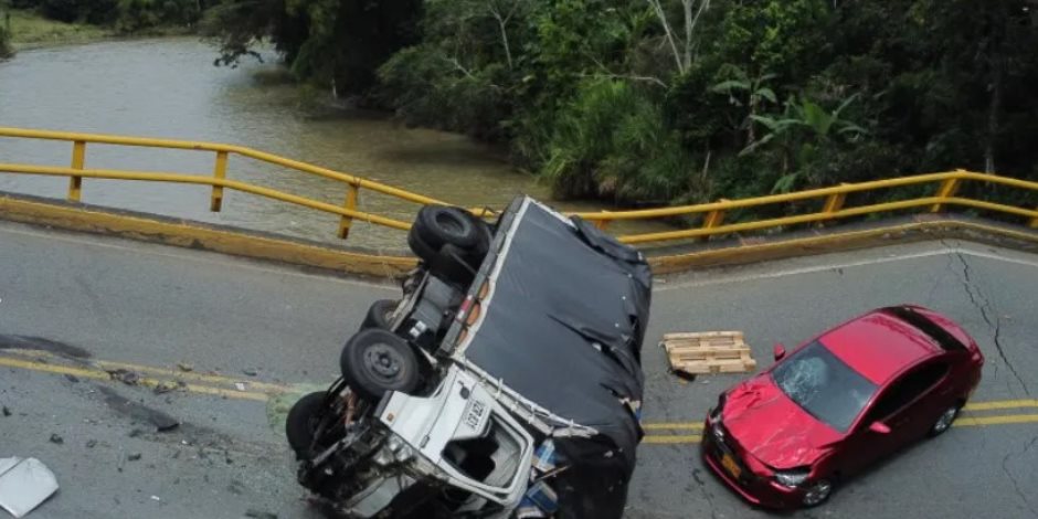 مصرع شخصين وإصابة العشرات في انهيار جسر في كولومبيا.. فيديو وصور