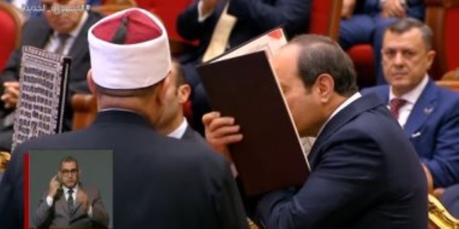 الرئيس السيسي يقبِّل المصحف الشريف أهداه إياه وزير الأوقاف باحتفالية ليلة القدر