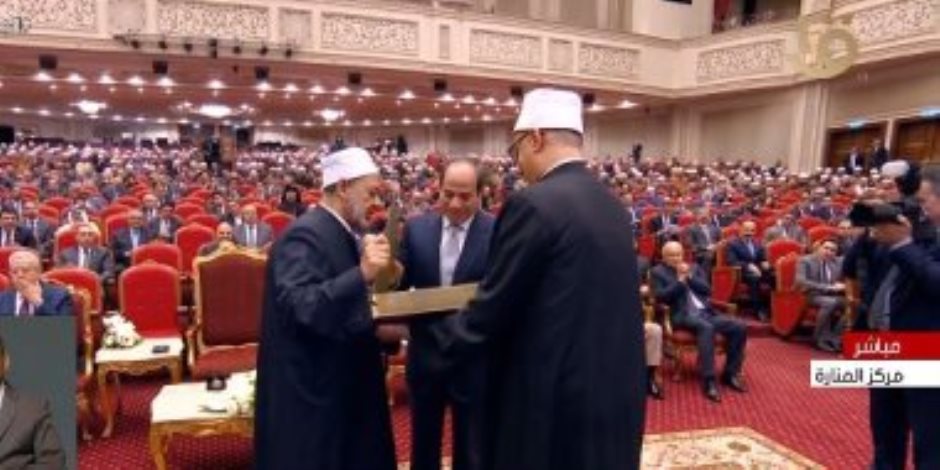 شيخ الأزهر يهدي الرئيس السيسي نسخة من القرآن الكريم