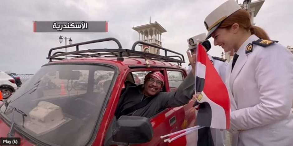 توزيع ورود وهدايا على المارة.. رجال الشرطة يشاركون المواطنين الاحتفال بالعيد (فيديو)