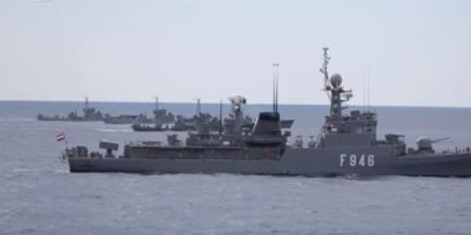 القوات البحرية المصرية تنقذ 37 فردا على متن لنش سياحى بنطاق قاعدة البحر الأحمر