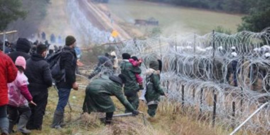 بولندا تعتزم تعزيز السياج الحدودي مع روسيا لبقاء المهاجرين خارج البلاد