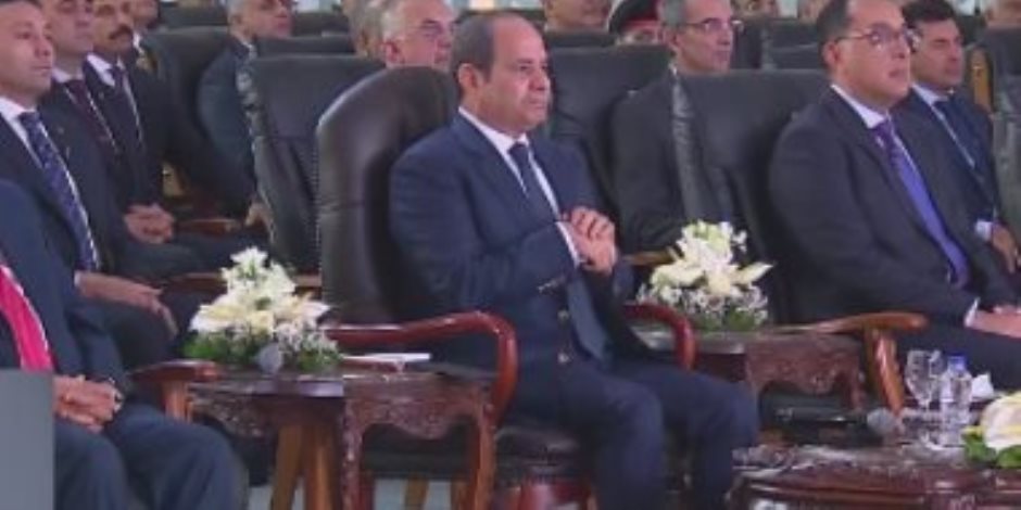 الرئيس السيسي يشاهد فيلما تسجيليا عن جهود الدولة لدعم وتطوير عمال مصر