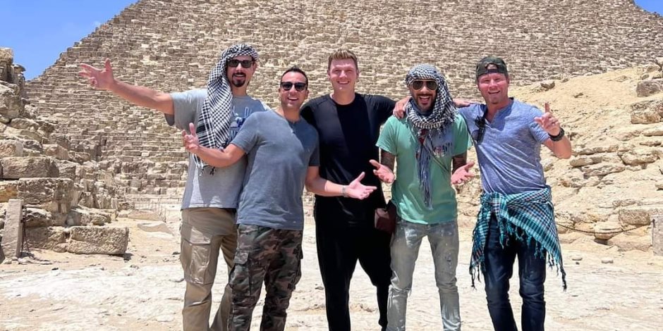زيارة الأهرامات قبل حفل فرقة Backstreet Boys في مصر