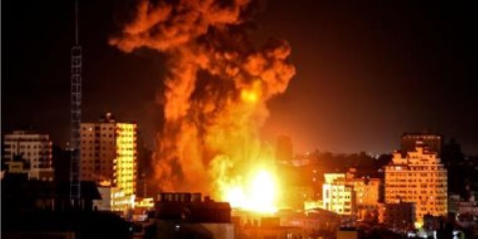 إطلاق صواريخ من غزة باتجاه تل أبيب.. وجيش الاحتلال يقرر الرد بغارات عنيفة