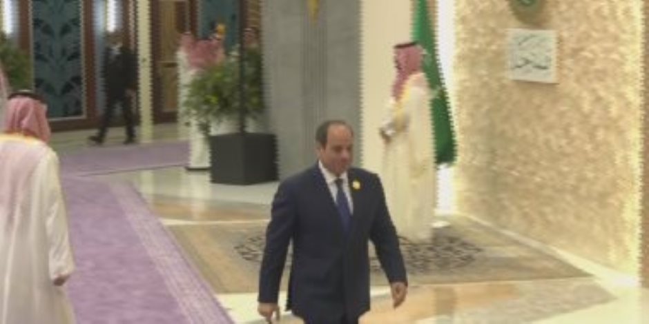 لحظة وصول الرئيس السيسي إلى مقر انعقاد القمة العربية في جدة (فيديو)
