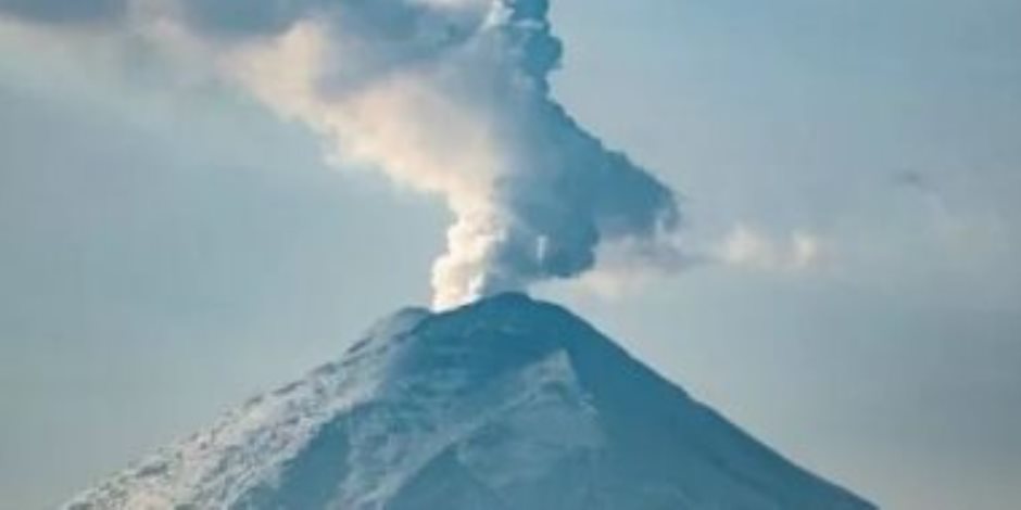 ثوران بركان جبل إتنا فى إيطاليا و تعليق حركة الطيران فوق مدينة كاتانيا