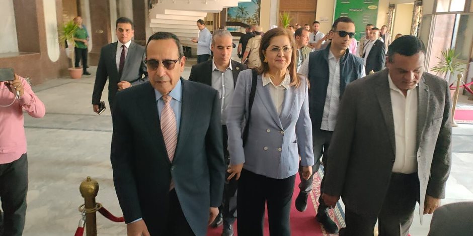 محافظ شمال سيناء يستقبل وزيرا التنمية المحلية والتخطيط أثناء وصولهما لمدينة العريش 