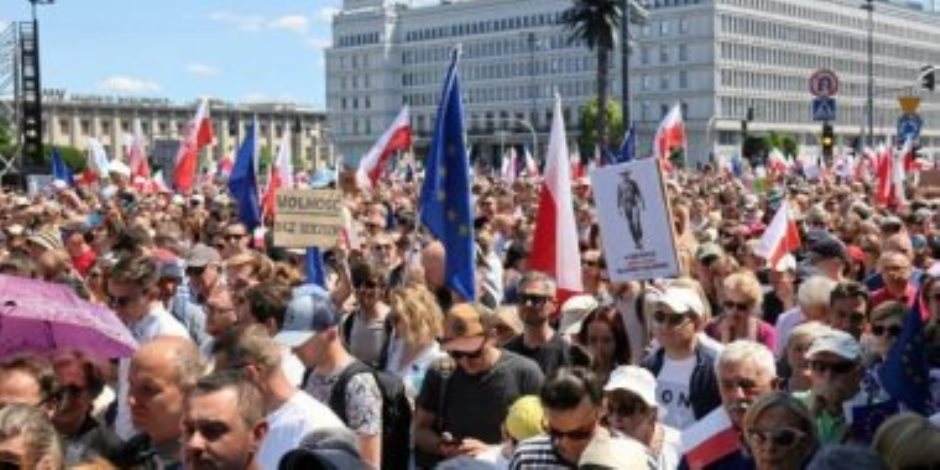 بولندا.. مسيرة للمعارضة فى وارسو بمشاركة نصف مليون شخص