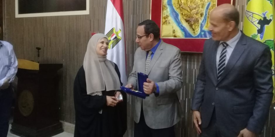 محافظ شمال سيناء يسلم 50 ألف جنيه للأم المثالية هدية من رئيس الجمهورية