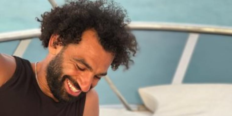 محمد صلاح يلعب «الطاولة» على البحر في عطلته الصيفية بالغردقة