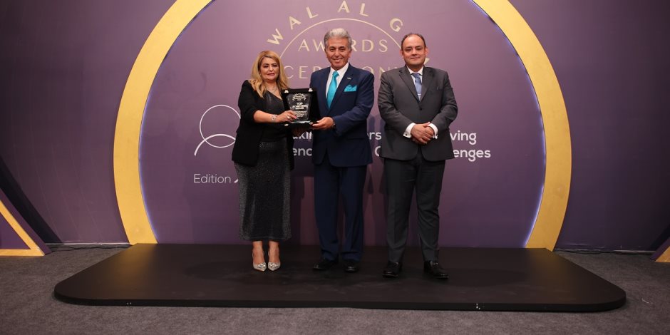 قمة مصر للأفضل تمنح الفريق أسامة ربيع رئيس هيئة قناة السويس جائزة الإنجاز المؤسسي للكفاءة الاستثنائية والنجاحات الكبيرة