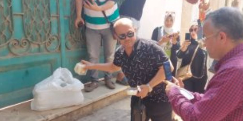 والد نيرة أشرف يوزع "أرز بلبن" أمام قبرها فى ذكرى وفاتها الأولى.. غياب والدتها وشقيقتيها عن المشهد