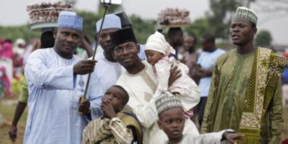 مسلمو أفريقيا يحتفلون بعيد الأضحى على طريقتهم الخاصة: «كحل» للخروف.. والحلويات بديل اللحمة