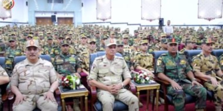 وزير الدفاع يلتقى عدداً من مقاتلى القوات الخاصة.. فيديو