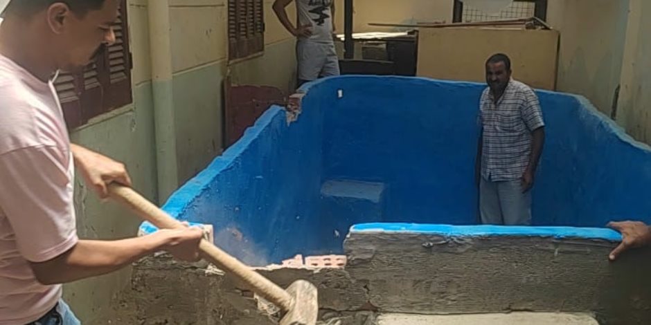 لمواجهة الحر.. مواطن يُقيم حمام سباحة خاص بمنزله والمحافظة تزيله (صور)